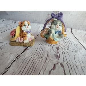 2 Kitty Resin Figures Gray Orange Tabby Cats knick Knacks In Basket Hat